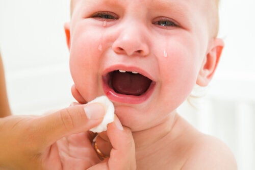 Boutons de fièvre chez les bébés : causes, symptômes et traitement