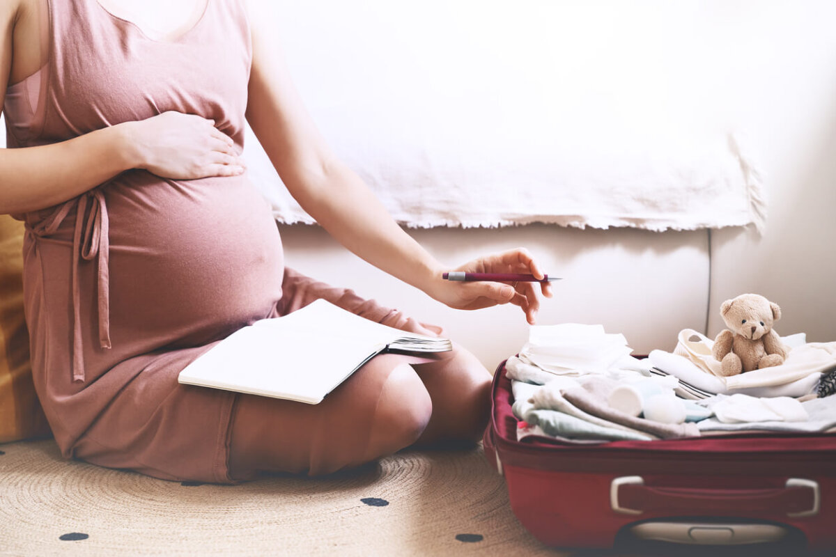 femme enceinte faisant une liste de naissance