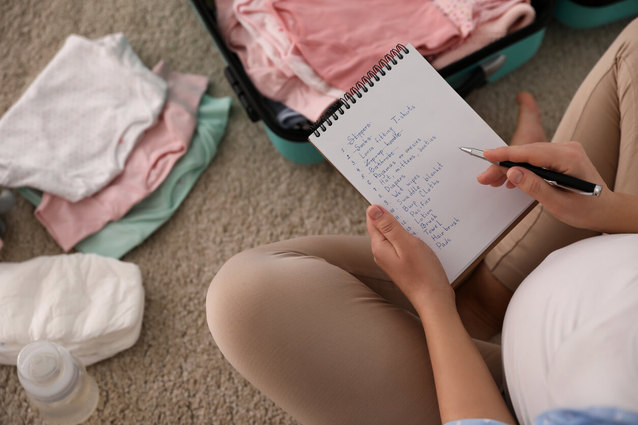 femme enceinte faisant une liste