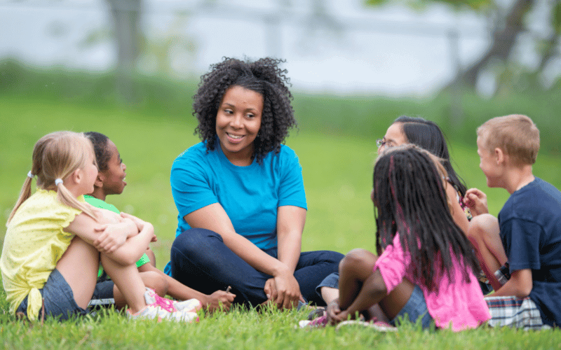 mère dans un parc avec ses enfants