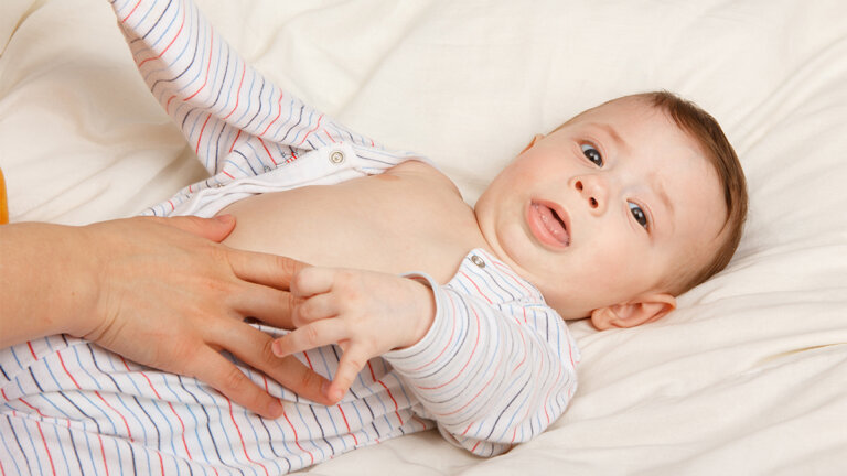 Indigestion par excès de nourriture chez les bébés : symptômes et traitement