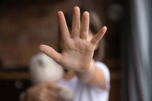 Abus sexuel entre pairs : comment l'identifier et comment agir?