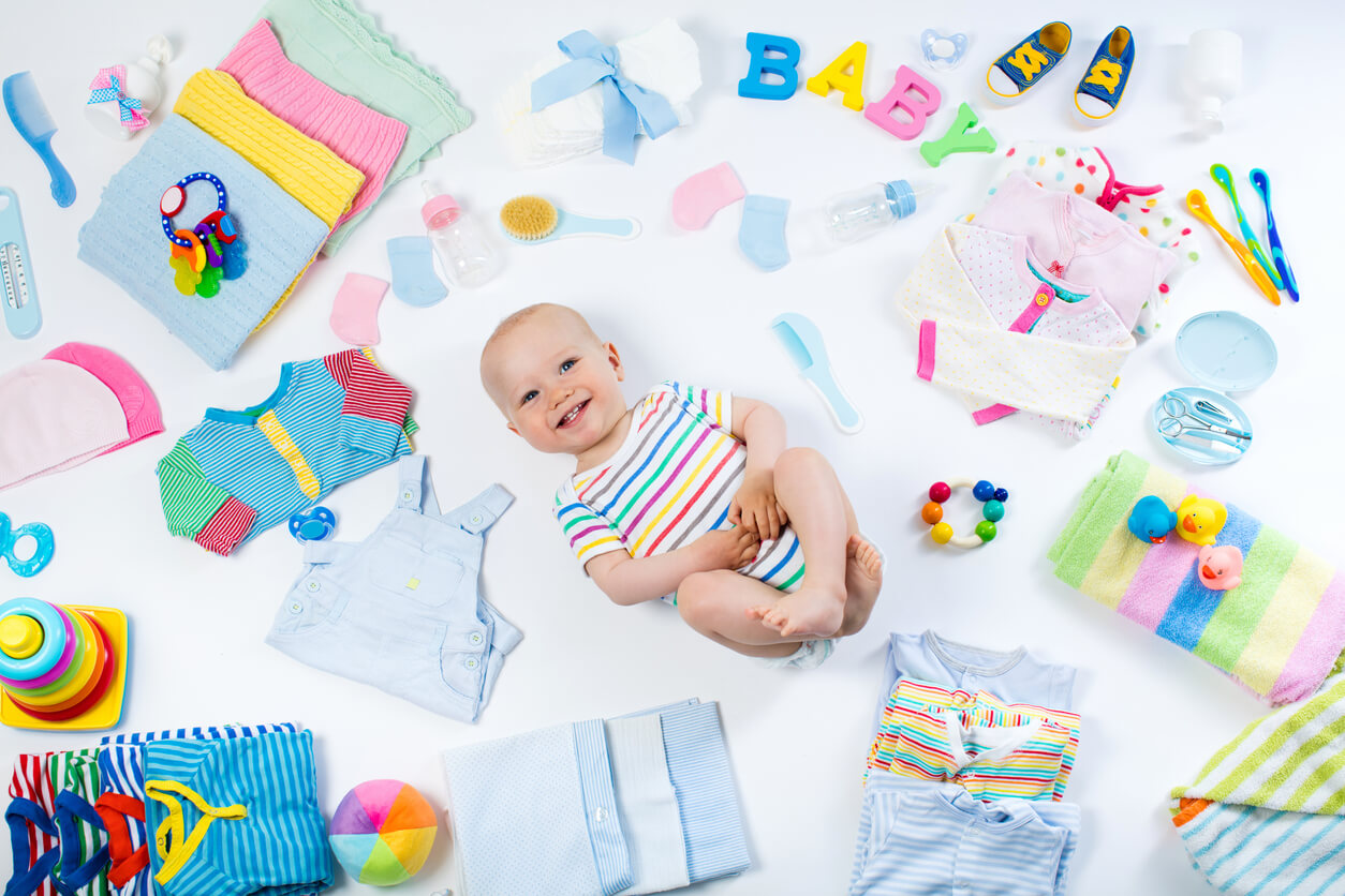 bébé entouré de cadeaux