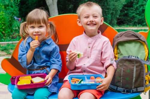 les enfants mangent des collations des collations des collations des collations saines des collations à l'école l'école maternelle