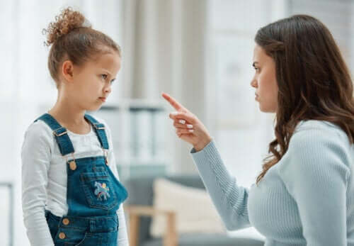 Élever des enfants avec des menaces : quels sont les risques?