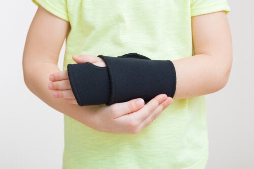 Comment prendre soin d'une entorse au poignet chez les enfants