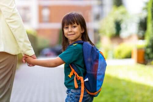 fille va à l'école maternelle main dans la main