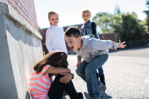 Comment agir lorsque votre enfant frappe les autres ?