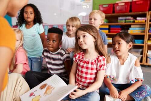 les enfants de la maternelle écoutent attentivement l'histoire racontée par l'enseignante respectent la diversité les valeurs d'égalité