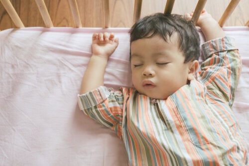 Bébés et enfants qui bougent beaucoup pendant leur sommeil : pourquoi cela arrive-t-il ?