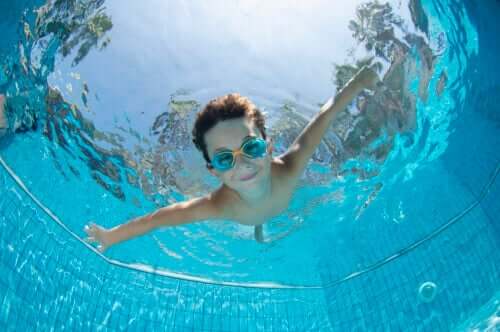 garçon plonge dans la piscine