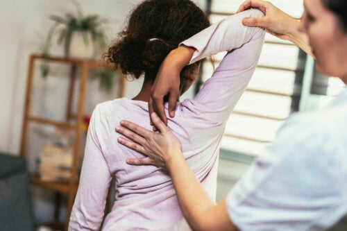 Mal de dos chez les enfants et les adolescents : symptômes, causes et traitement