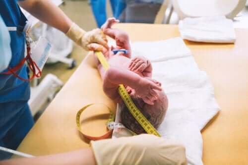 Poids et taille du bébé à la naissance : tout ce que vous devez savoir