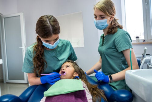 Examen dentaire pédiatrique genou à genou : qu'est-ce que c'est ?