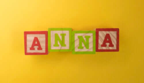 nom anna ana dans des cubes en bois concept noms de langage pour enfants fille