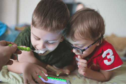 Lorsque votre enfant pleure, utilisez-vous votre téléphone portable pour le calmer ?