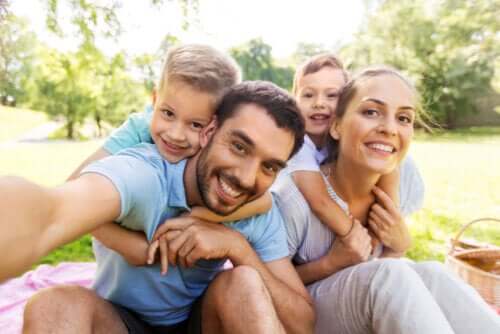 Le bonheur de passer des vacances en famille, les enfants ont besoin d'être avec vous