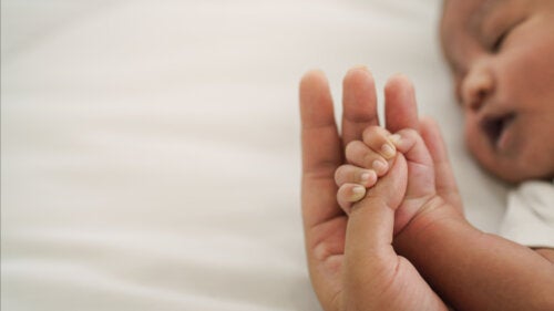 Comment stimuler le premier jouet du bébé (ses propres mains)?