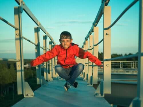 garçon de parkour assis sur le fond du port du pont de fer