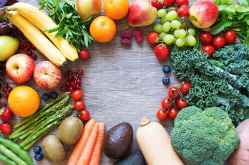 table en bois avec une variété de fruits et légumes légumes