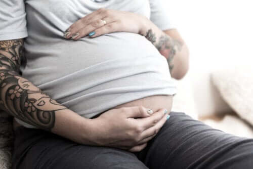 Puis-je me faire tatouer si je suis enceinte ?