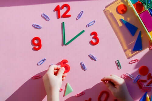 horloge faite avec des éléments scolaires concept d'apprentissage de la notion d'heures du temps