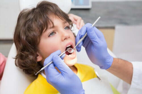 enfant chez le dentiste