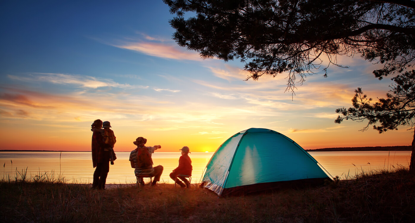 famille campant au bord d'un lac