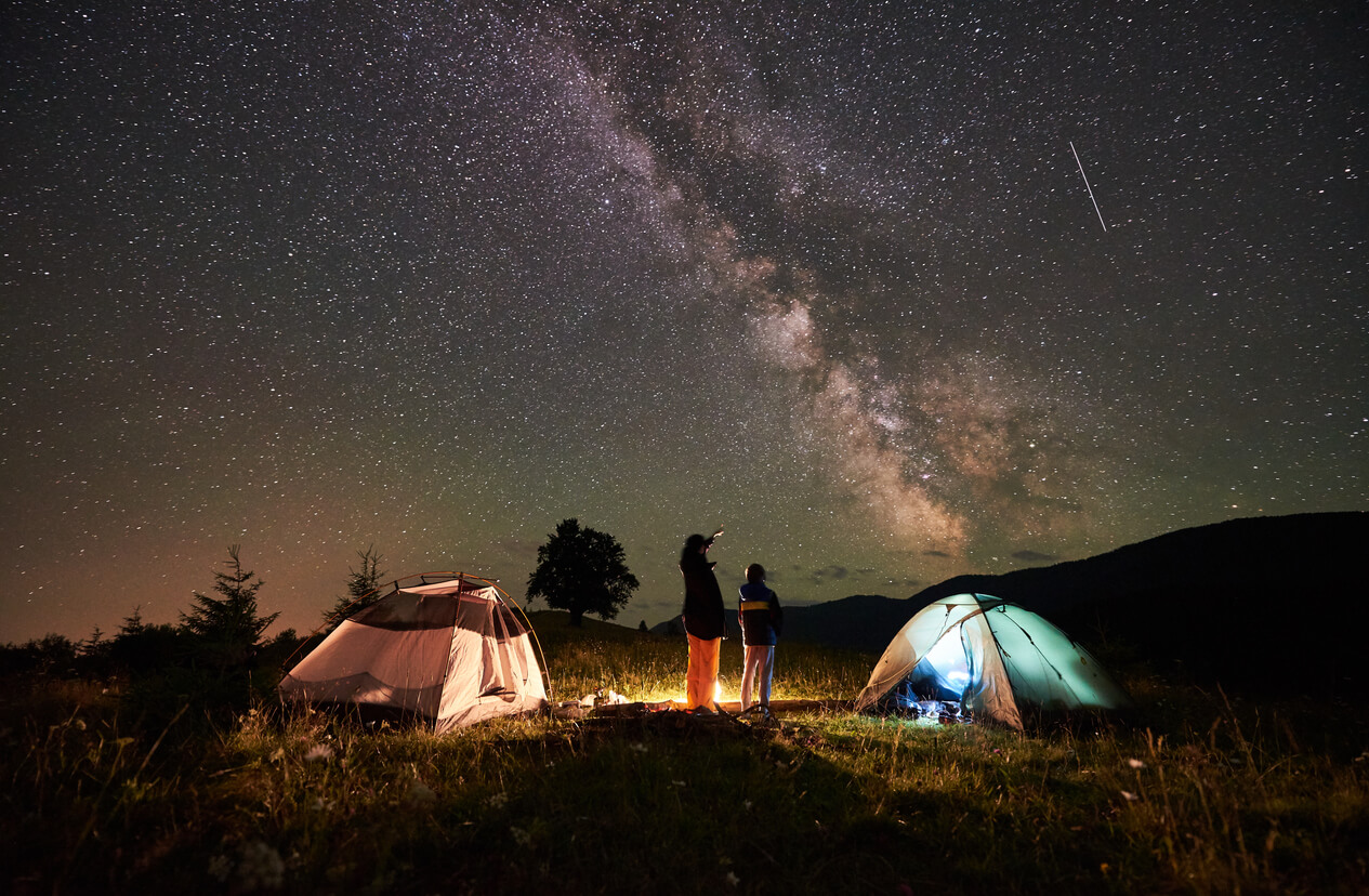 camping en famille sous un ciel étoilé