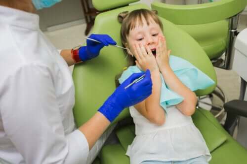 Petite fille chez le dentiste