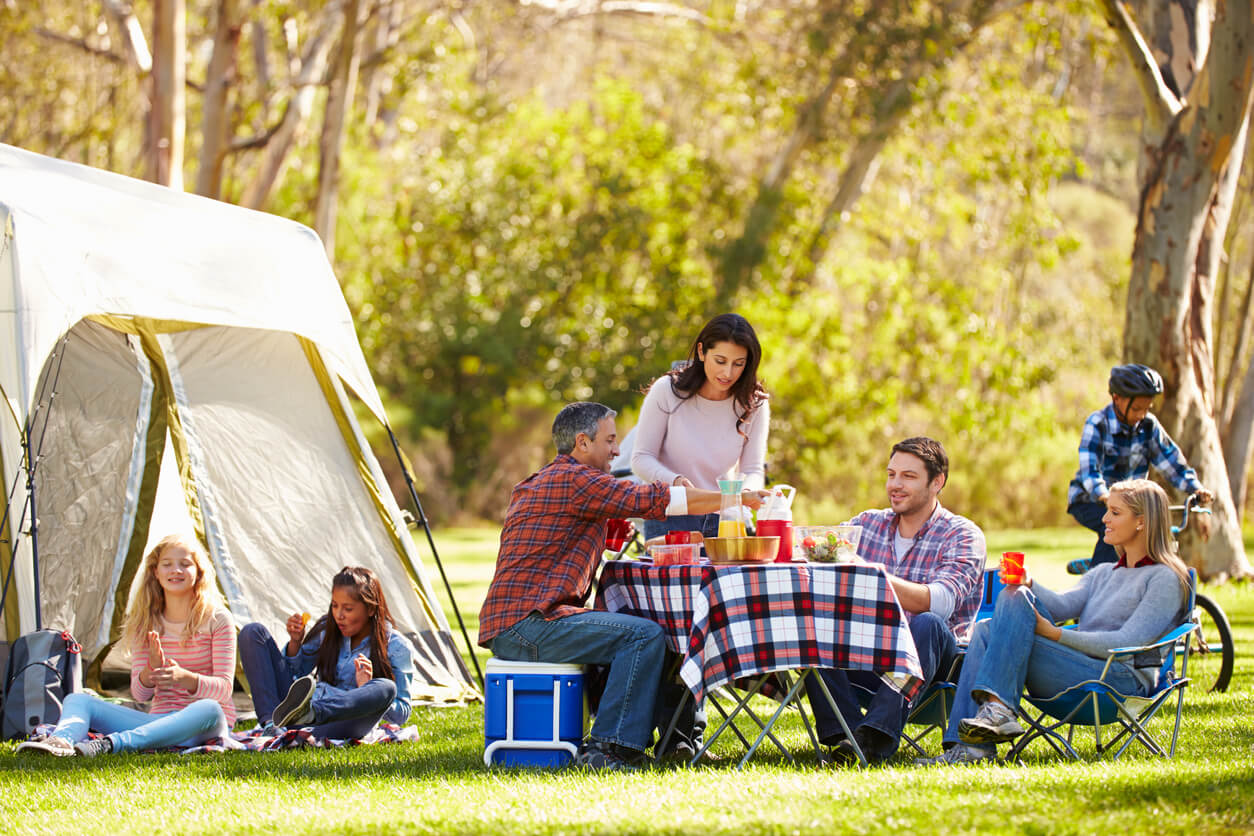 petit déjeuner en famille au camping