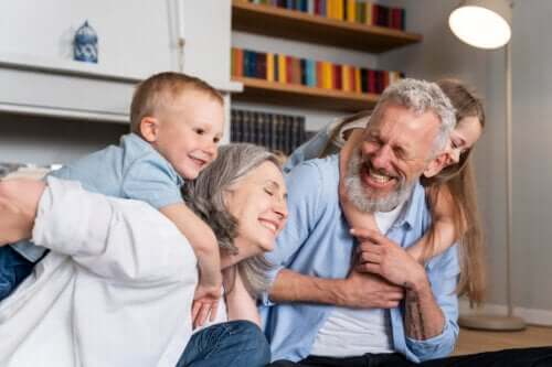 Grands-parents et petits-enfants jouant