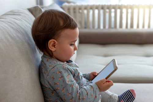 Mon enfant et les écrans : à quel âge doit-il commencer ?