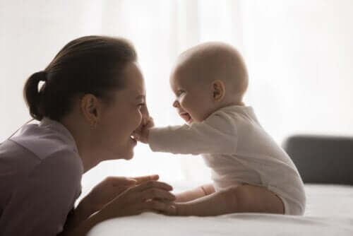 À quel âge votre bébé apprend-il à s'asseoir seul ?