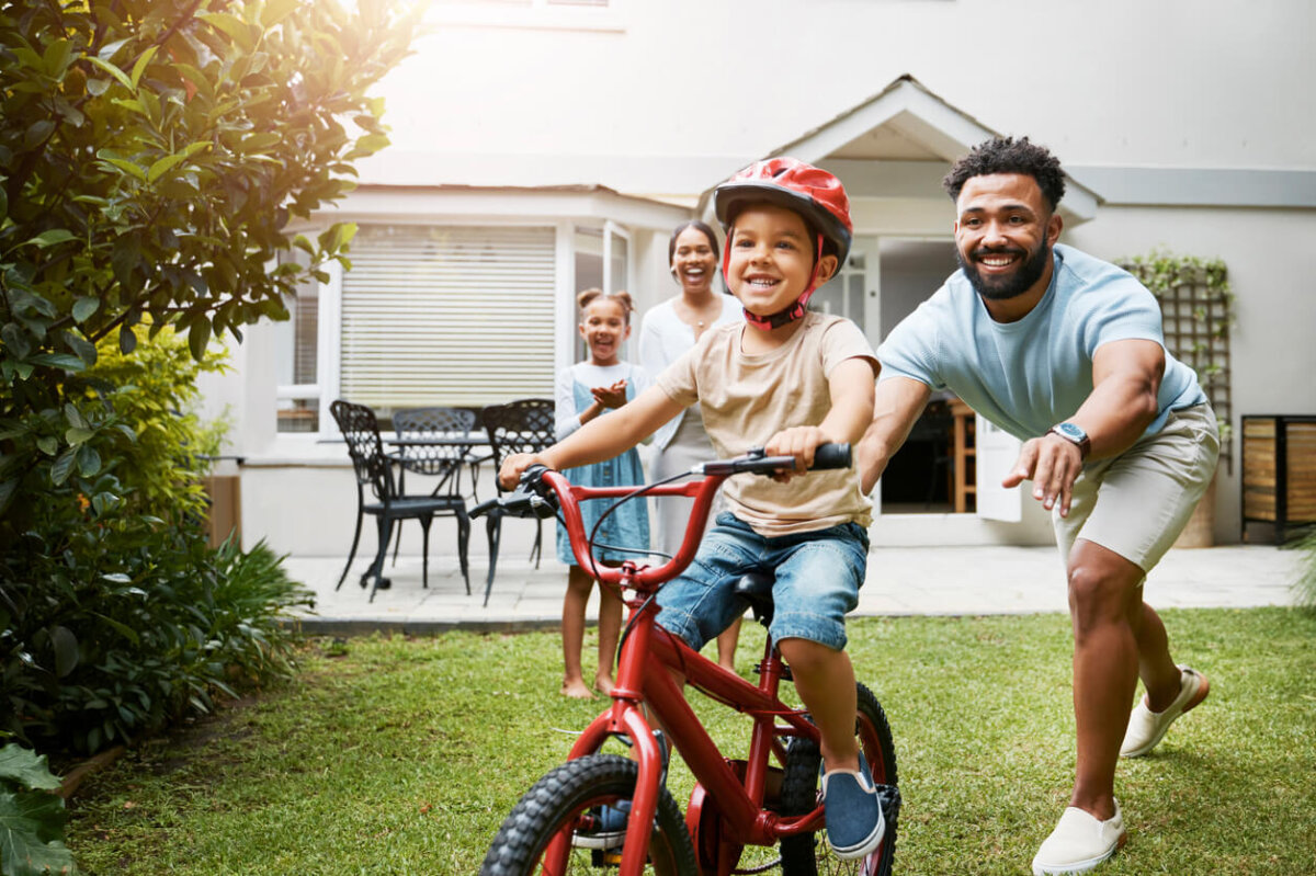 père apprenant à son fils à faire du vélo