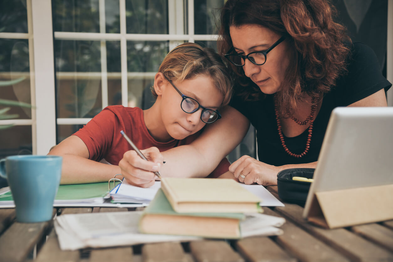 mère aidant son fils à faire ses devoirs