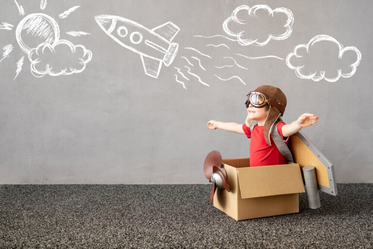 enfant dans un carton