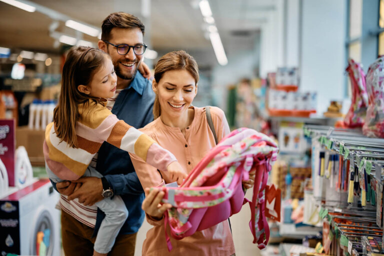 parents et jeune fille font les courses de la rentrée scolaire