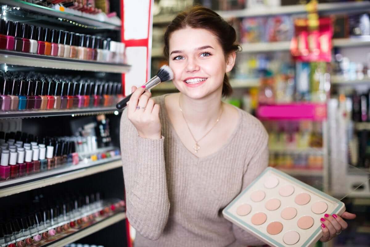 Que doit contenir la première trousse de maquillage d'un adolescent ?