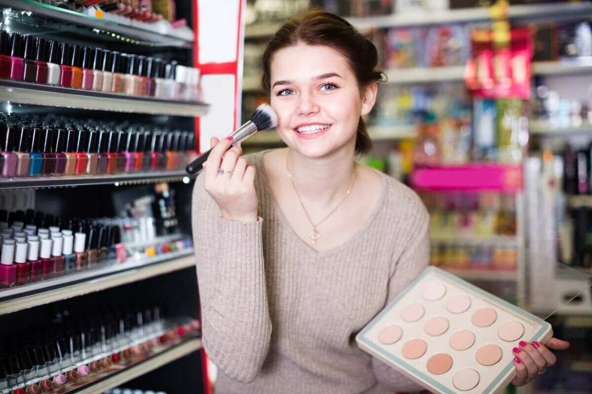 Que doit contenir la première trousse de maquillage d'une adolescente?