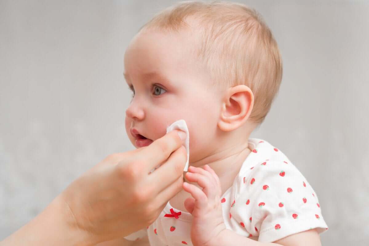 Comment nettoyer le visage de votre bébé ? Pas à pas