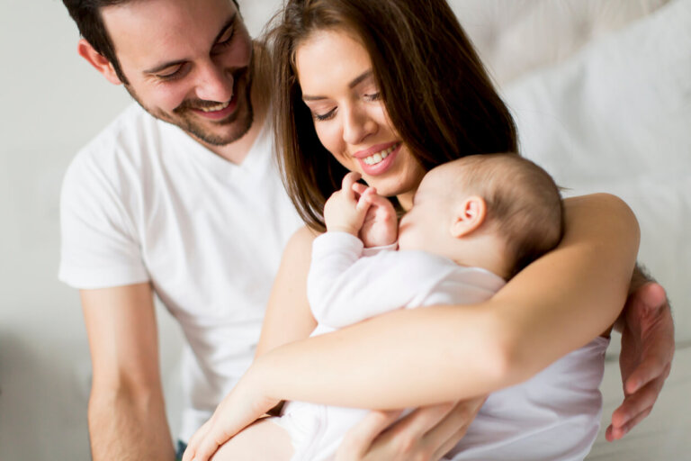 père et mère avec leur bébé