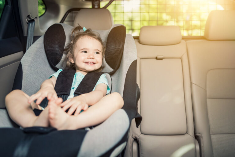 petite fille dans son siège auto