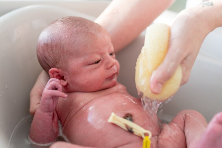 Guide complet pour donner un bain à l'éponge à votre bébé