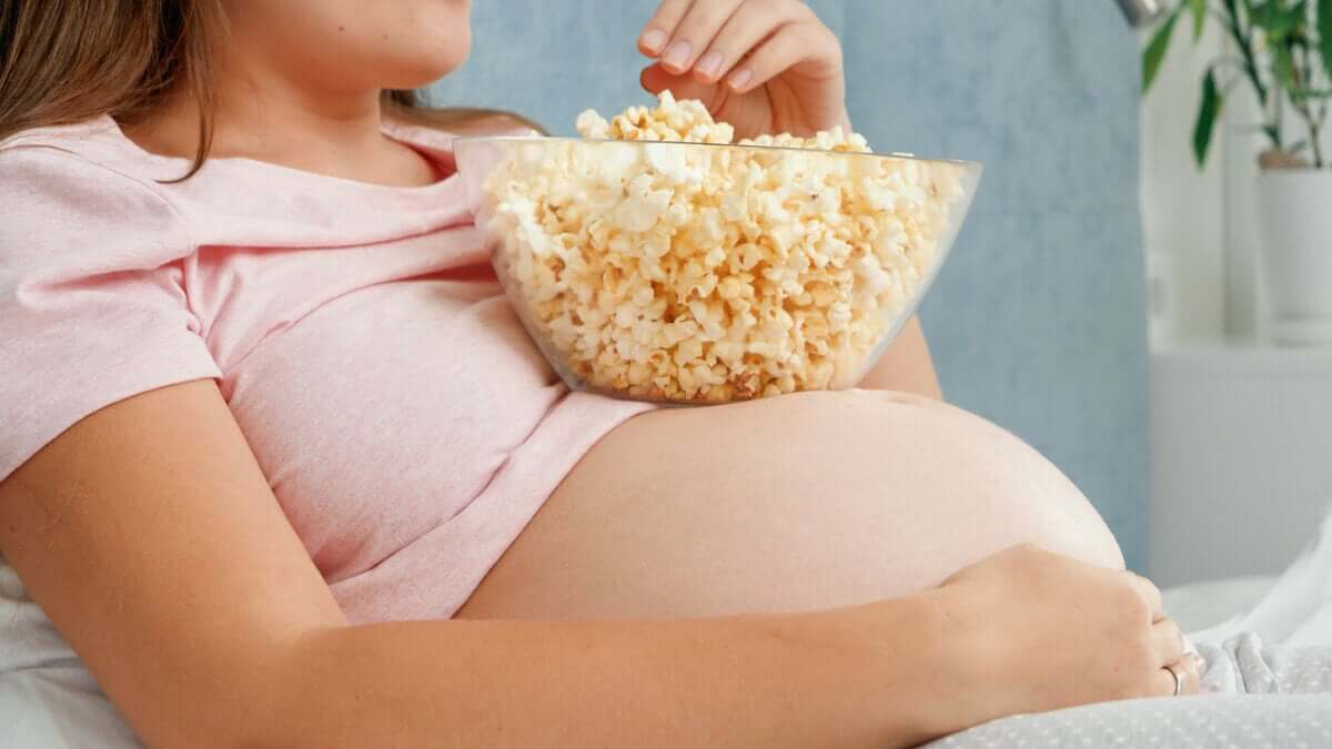 Popcorn pendant la grossesse : une collation sûre et nutritive