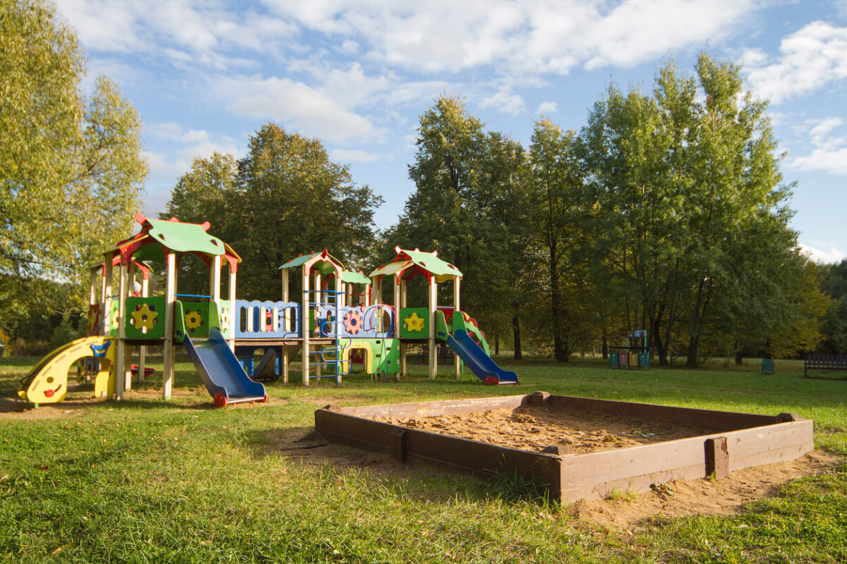 créer une aire de jeux colorée dans le parc