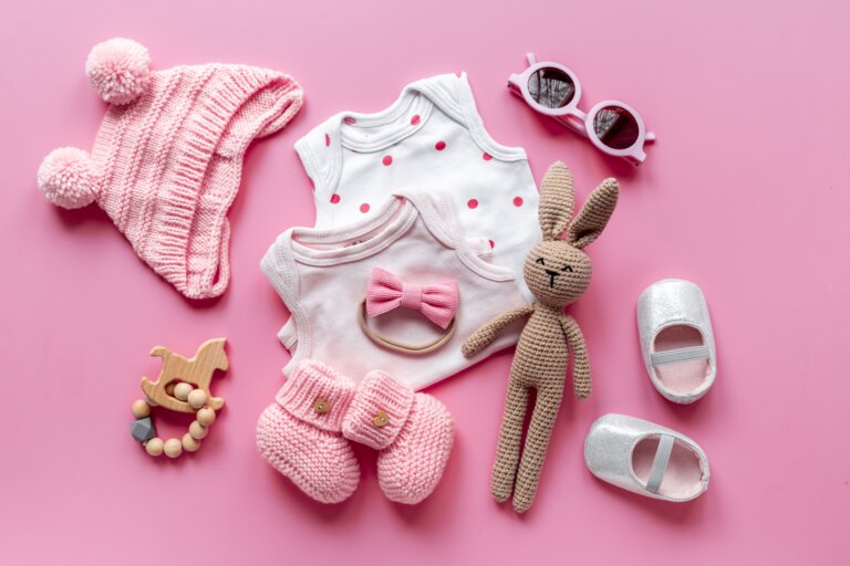 Préparez-vous à l'arrivée de votre bébé : recommandations sur les vêtements de base