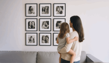 Comment réaliser une fresque de photos de famille pour décorer votre salon
